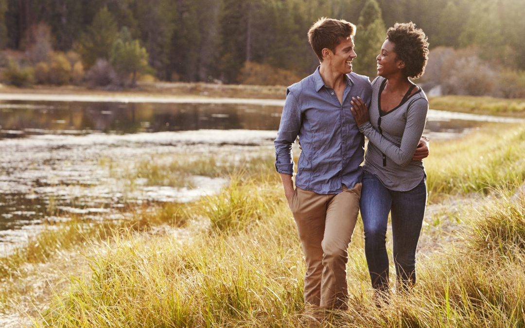 couple se promenant dans la nature enlacé