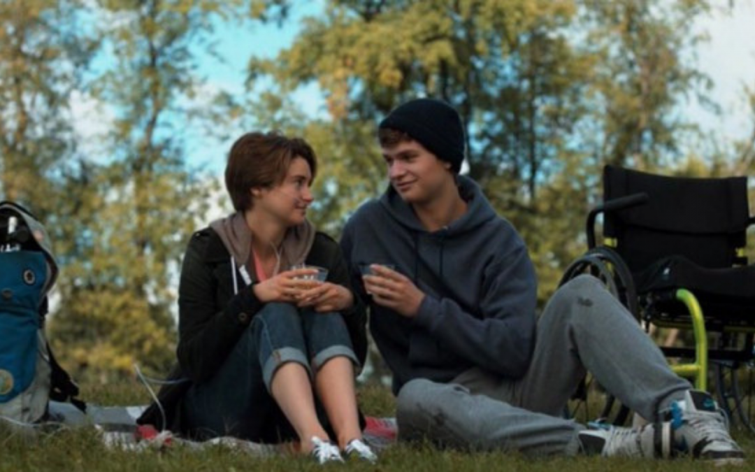 jeunes amoureux assis sur l'herbe