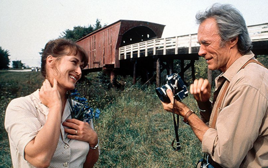 couple amoureux sur un pont