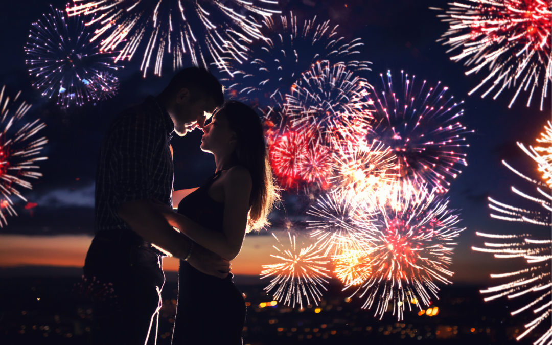 couple amoureux avec feux d'artifice