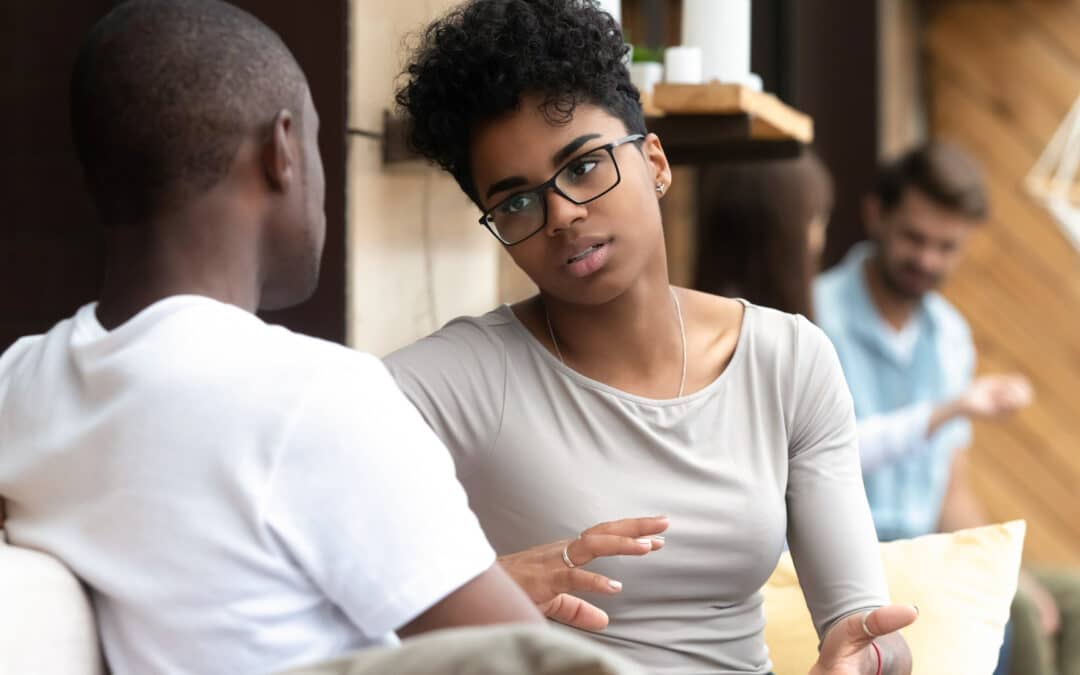 Couple qui se parle et dialogue