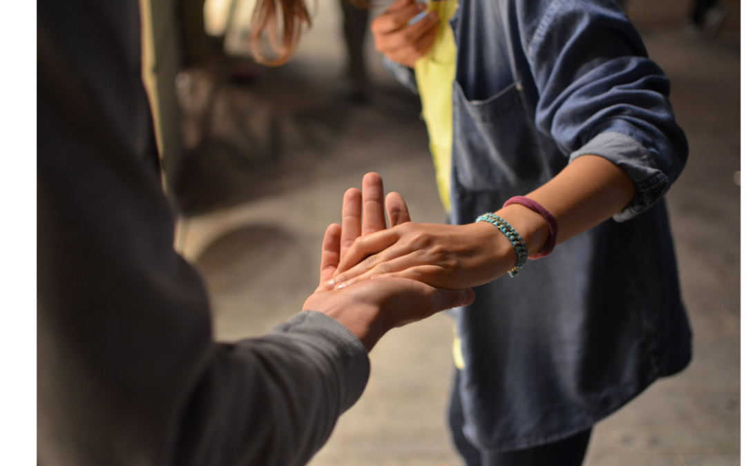 Couple qui se tient la main en signe de réconciliation