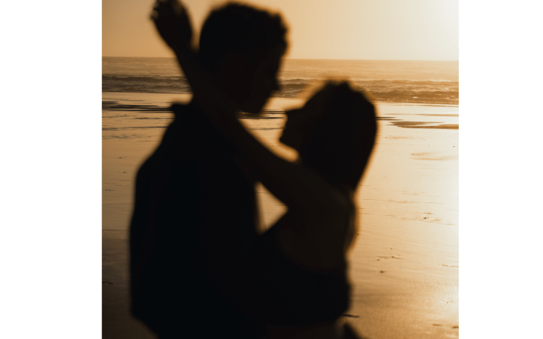 couple amoureux le soir sur la plage, signe d'harmonie de la relation