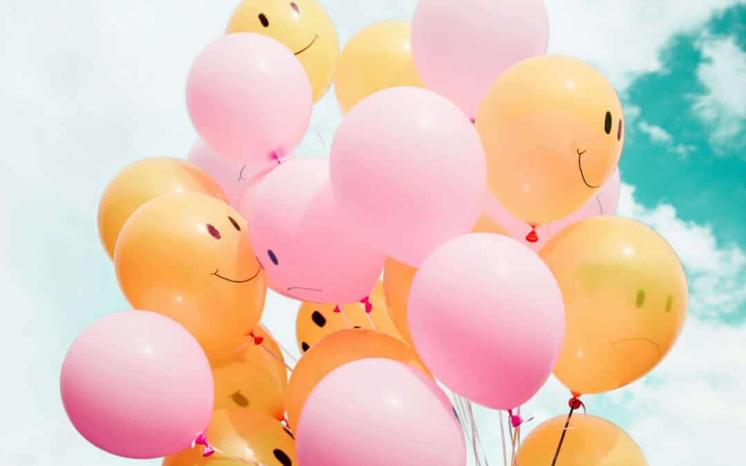 ballons smileys sourires pour symboliser de mettre du positif dans sa vie de couple