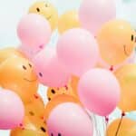 ballons smileys sourires pour symboliser de mettre du positif dans sa vie de couple