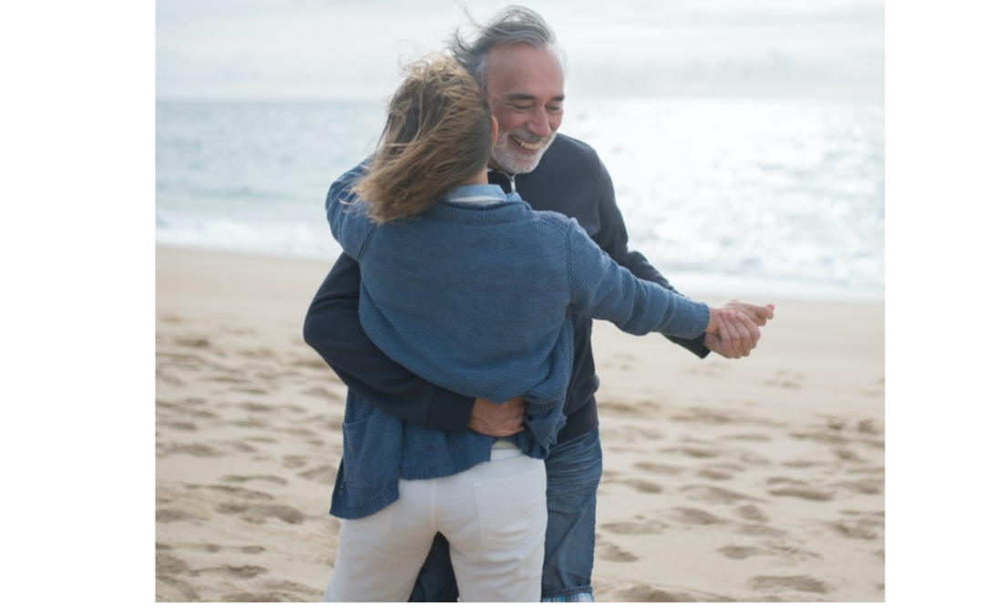 couple mur enlacé qui danse sur la plage tendresse couple construit