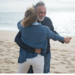 couple mur enlacé qui danse sur la plage tendresse couple construit